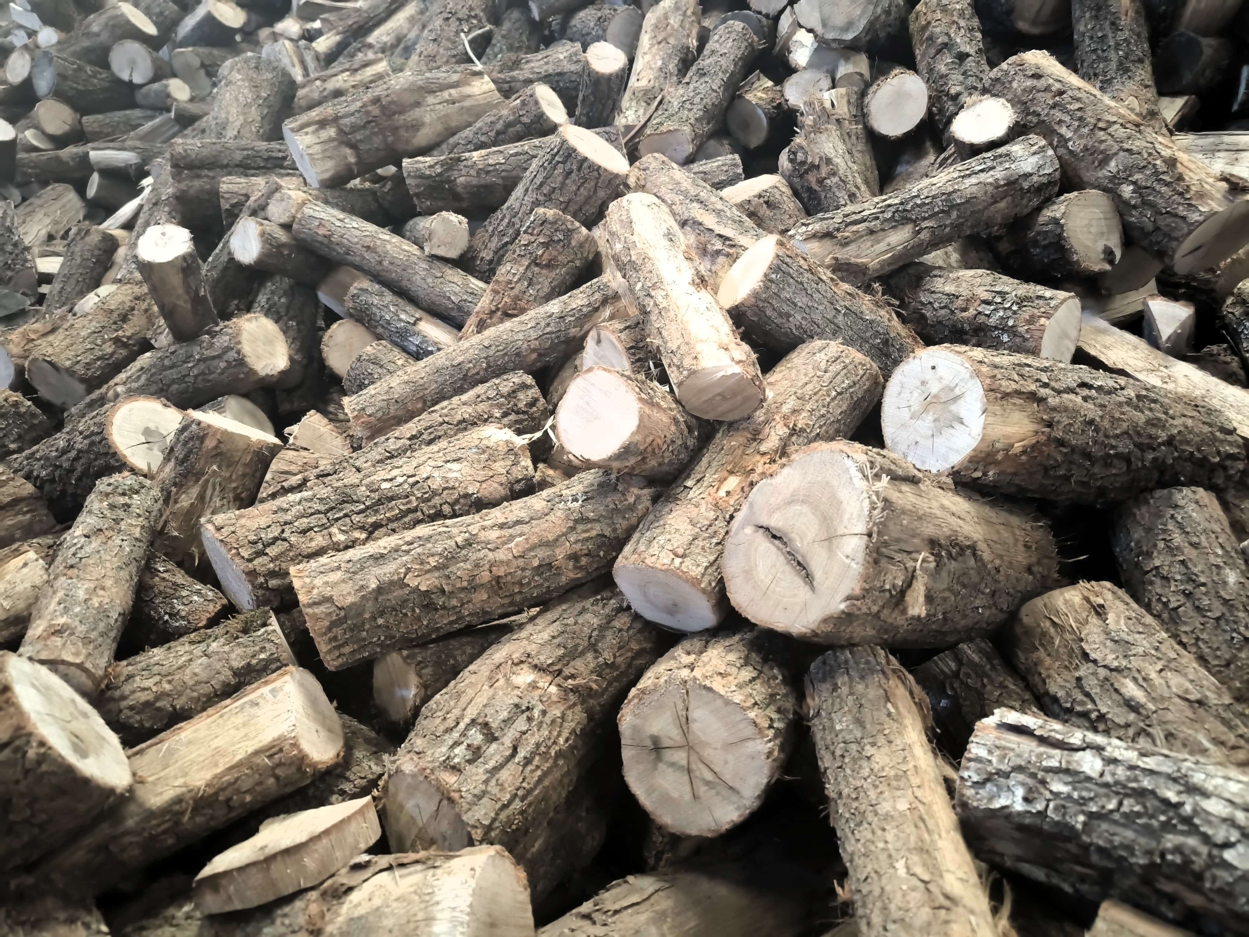 Leña de roble seca y cortada, lista para entregar